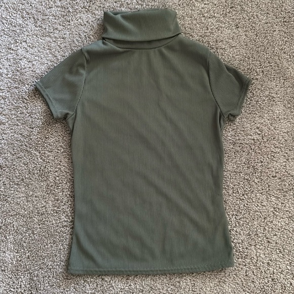 Green turtleneck short sleeve - Picture 1 of 1